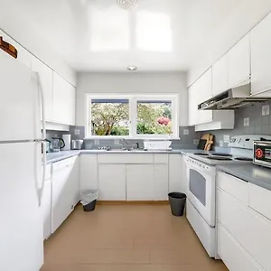 Spacious Bedroom House In With Modern Amenities Guest house
